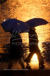 Image du Maroc Professionnelle de  Suite à une pluie diluvienne qui s’est abattu sur Casablanca, les piétons attendent tranquillement le passage des véhicules a fin d’éviter les éclaboussures des chauffards, sur le Boulevard Mohammed VI, le 23 Novembre 2007. (Photo / Abdeljalil Bounhar)

